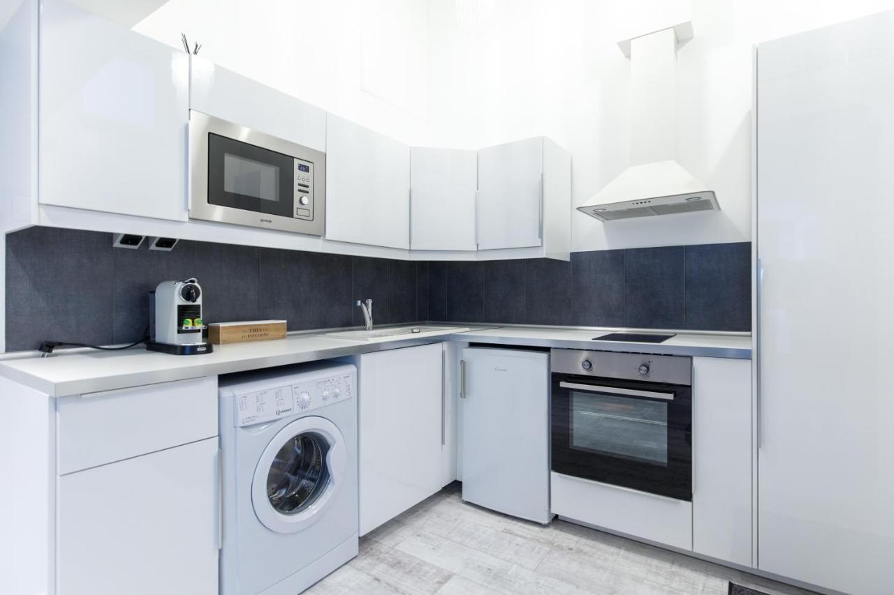 Sleek Minimalist Studio At Inner City Budapest Exterior foto