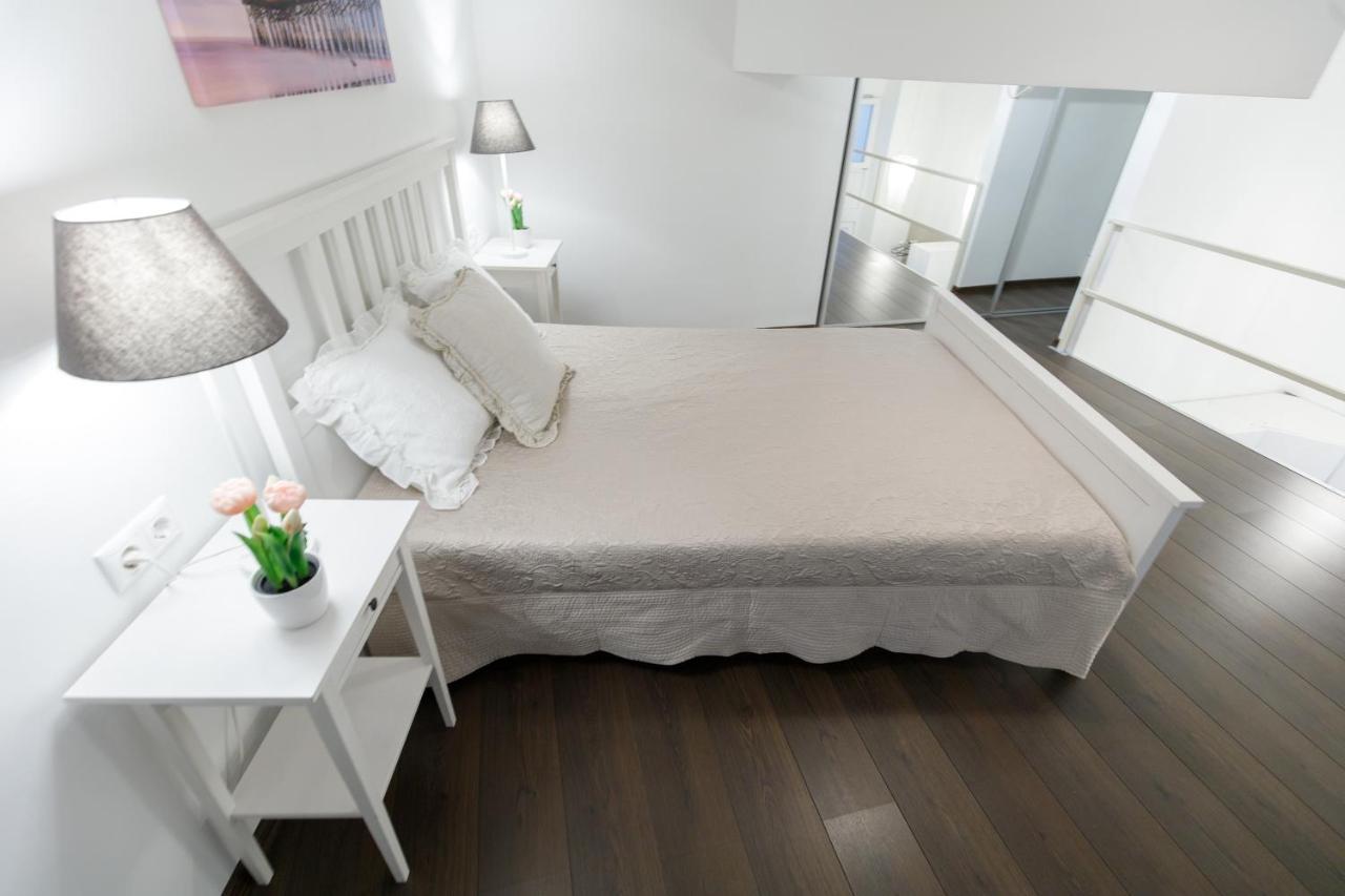 Sleek Minimalist Studio At Inner City Budapest Exterior foto