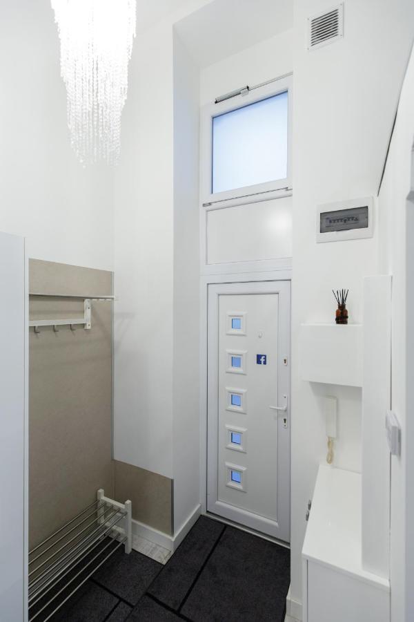 Sleek Minimalist Studio At Inner City Budapest Exterior foto