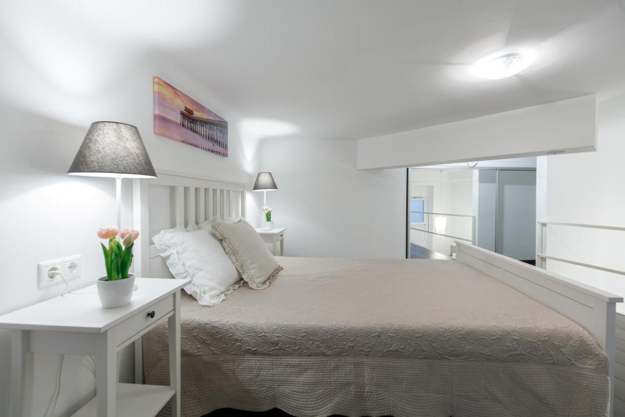 Sleek Minimalist Studio At Inner City Budapest Exterior foto