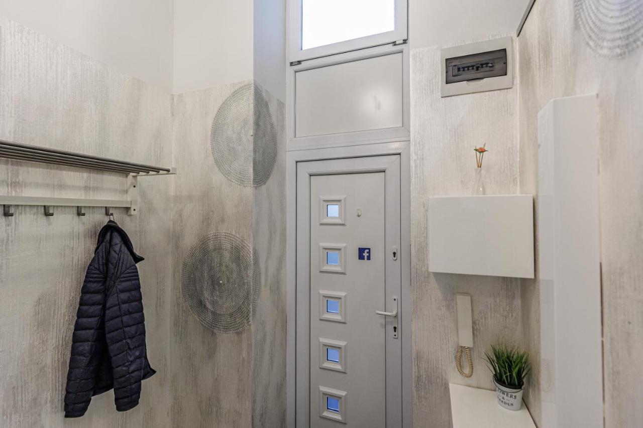 Sleek Minimalist Studio At Inner City Budapest Exterior foto