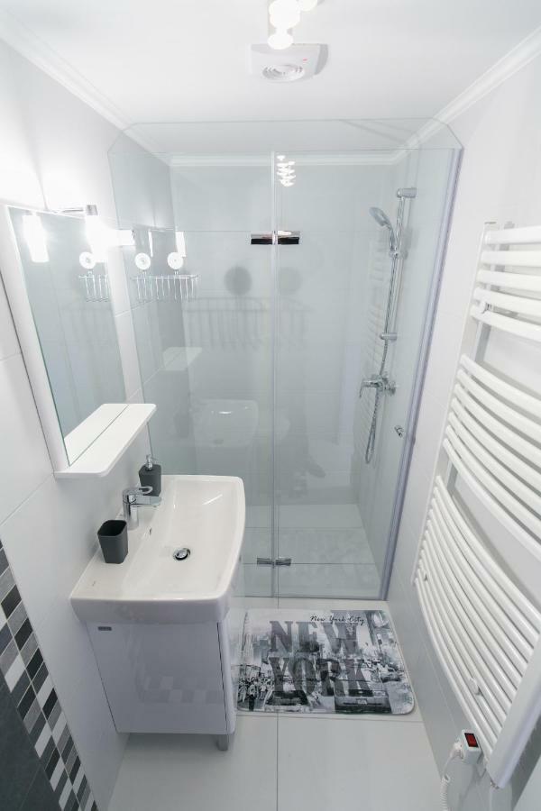 Sleek Minimalist Studio At Inner City Budapest Exterior foto